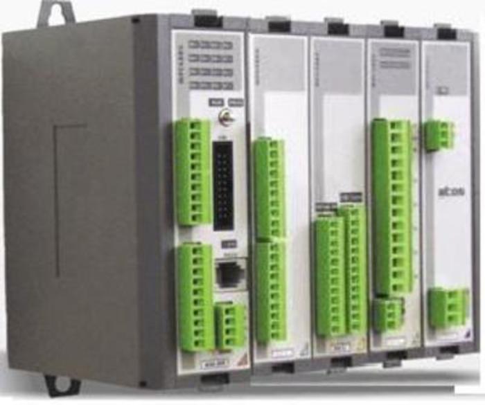 Manutenção em quadro de comando elétrico.
